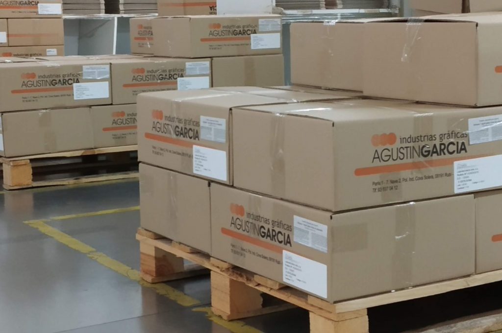 VARIOS PALÉS CON CAJAS APILADAS INDUSTRIAS GRÁFICAS AGUSTÍN GARCÍA